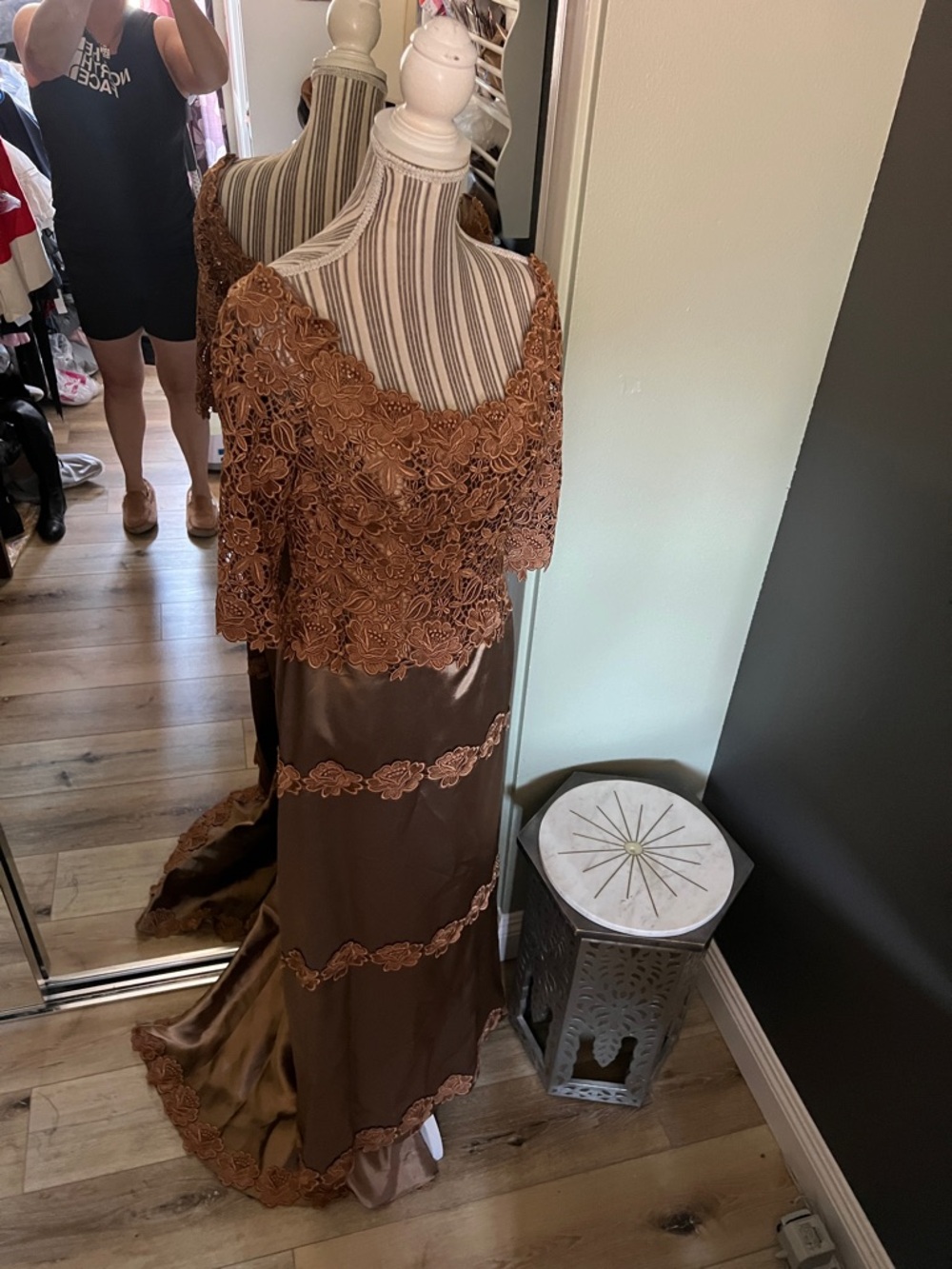 1 hour sale. Helen Morley, size 4, Copper-Tone Lace Appliqué Evening Gown, train - Picture 8 of 10
